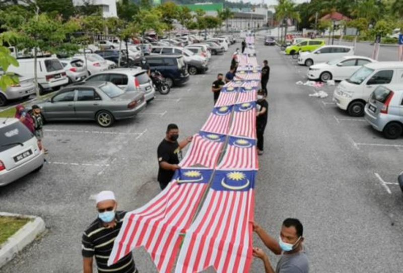 ppr residents in terengganu held gotong-royong to complete 50-meter long jalur gemilang!