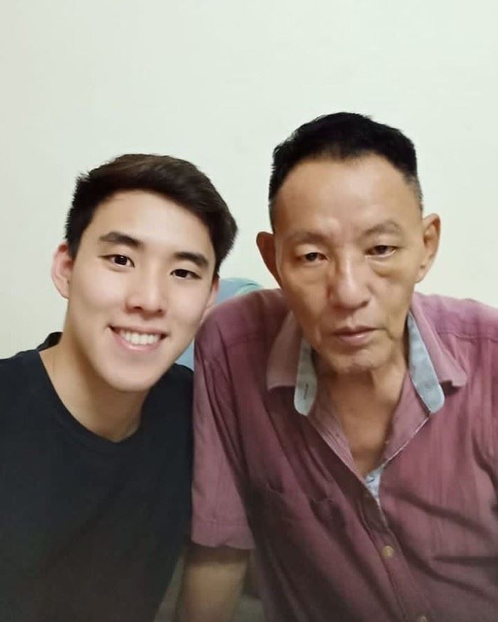 national swimmer welson sim bids farewell to his late father 