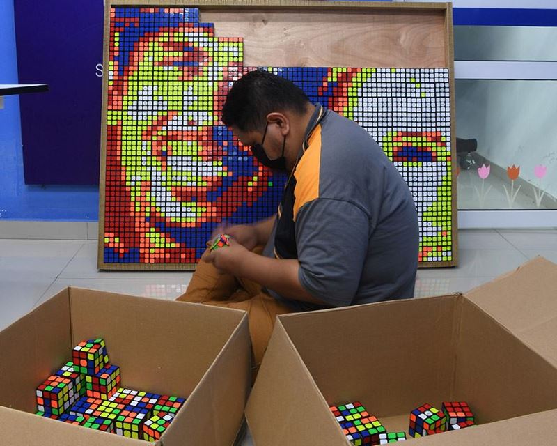 malaysian goes viral for creating beautiful portraits using only rubik's cube