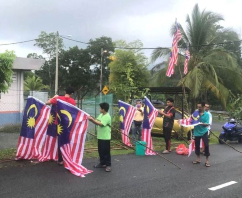 residents in negeri sembilan decorate their neighbourhood with 300 jalur gemilang for merdeka