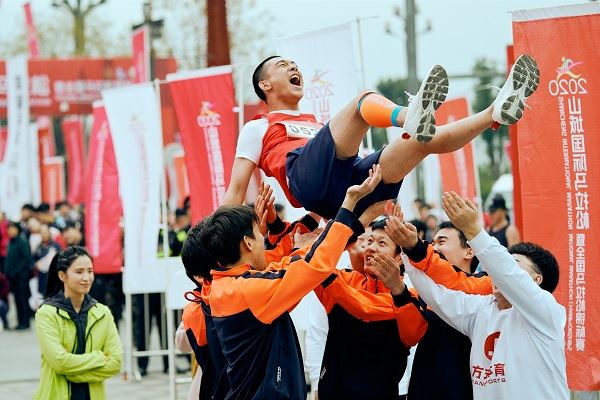 了不起的老爸马拉松获胜镜头