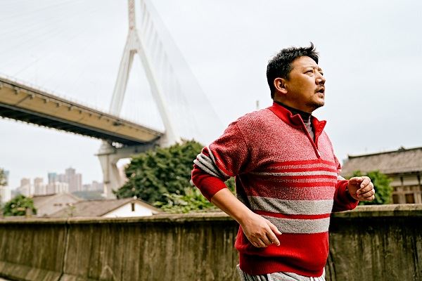 了不起的老爸肖大明跑步场景