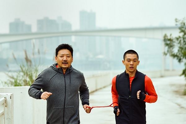 肖尔东和肖大明练习跑步