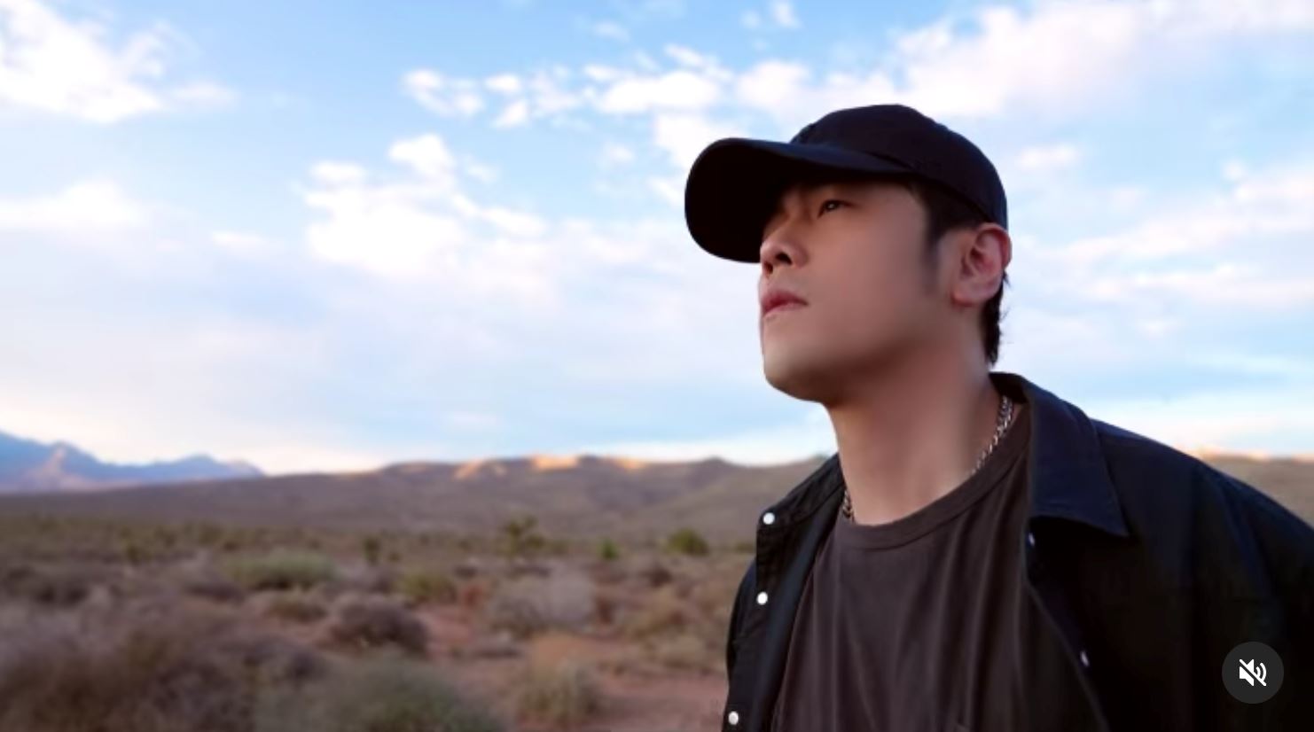 【影片】周杰伦公开新歌mv画面❗️留言问粉丝「有没有回到黑色幽默」