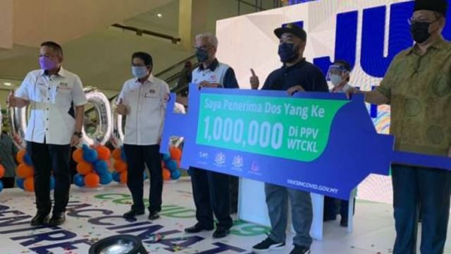 wtckl vaccination centre celebrates 1 millionth recipient of the astrazeneca vaccine!