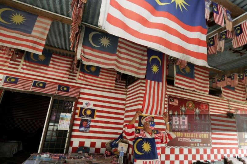 army veteran collects and decorates his home with old jalur gemilang flags to show his patriotism th