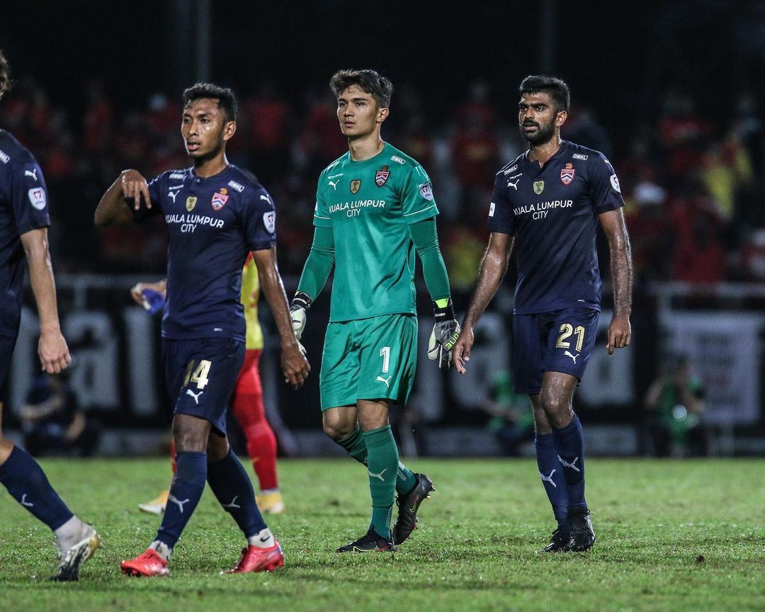 penjaga gol kl city fc, kevin ray mendoza raih tumpuan ramai setelah pamer aksi hebat kawal gawang, wajah tampannya jadi sebutan