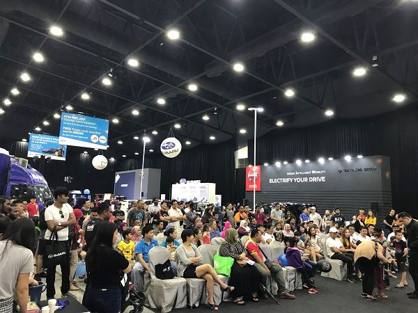 Carlist.my车展参加者听演讲