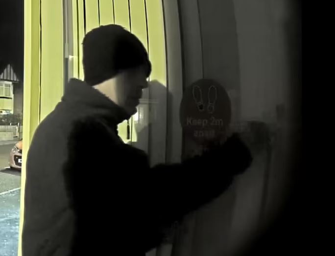 lelaki ini lekat gam kuat pada pintu pusat vaksinasi, 500 orang terlepas janji temu