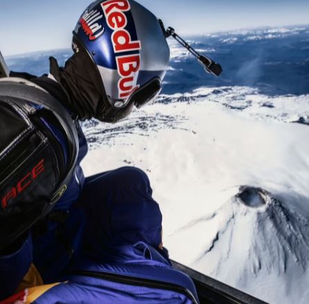 cipta sejarah, ini manusia pertama terbang ke dalam kawah gunung berapi