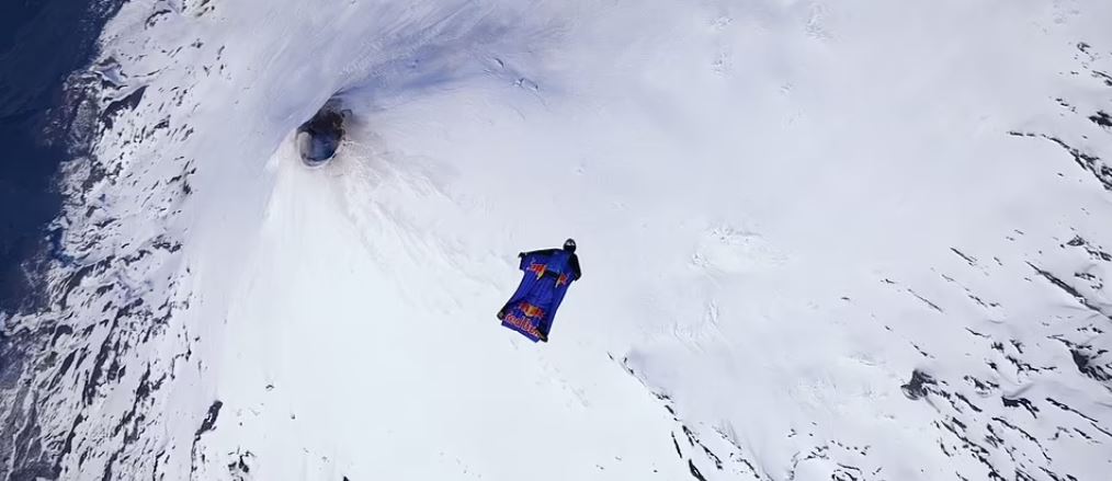 cipta sejarah, ini manusia pertama terbang ke dalam kawah gunung berapi