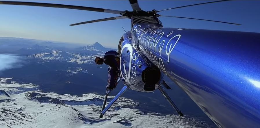 cipta sejarah, ini manusia pertama terbang ke dalam kawah gunung berapi