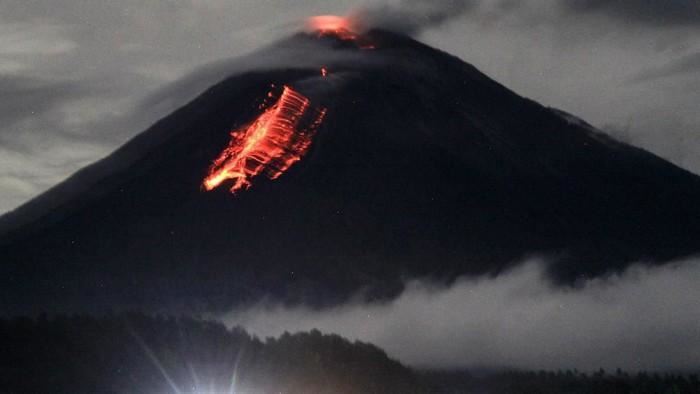 tragedi gunung berapi semeru, pasukan penyelamat temui mayat ibu dan anak berpelukan dibawah lahar panas