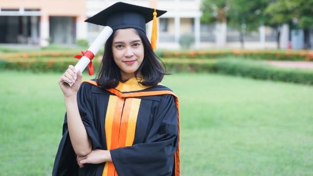 Pelajar Memegang Ijazah Selepas Konvokesyen