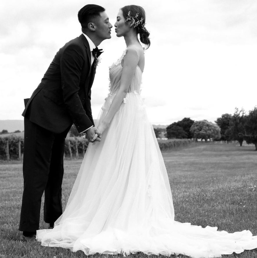 余文乐晒照庆结婚4周年❗️跪地为王棠云戴戒指甜蜜十足❤️