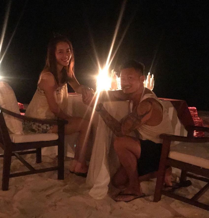 余文乐晒照庆结婚4周年❗️跪地为王棠云戴戒指甜蜜十足❤️