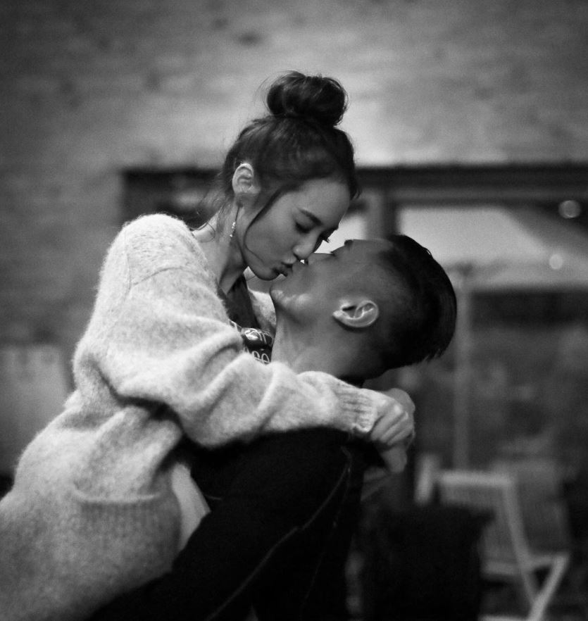 余文乐晒照庆结婚4周年❗️跪地为王棠云戴戒指甜蜜十足❤️