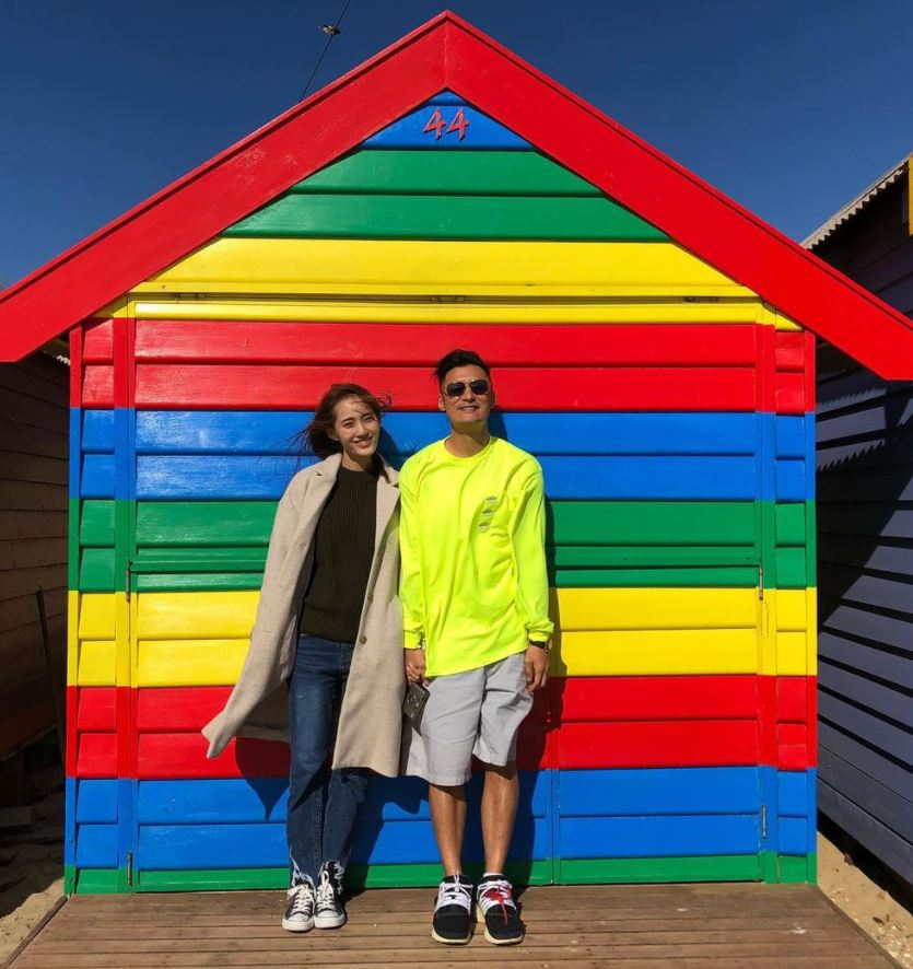 余文乐晒照庆结婚4周年❗️跪地为王棠云戴戒指甜蜜十足❤️