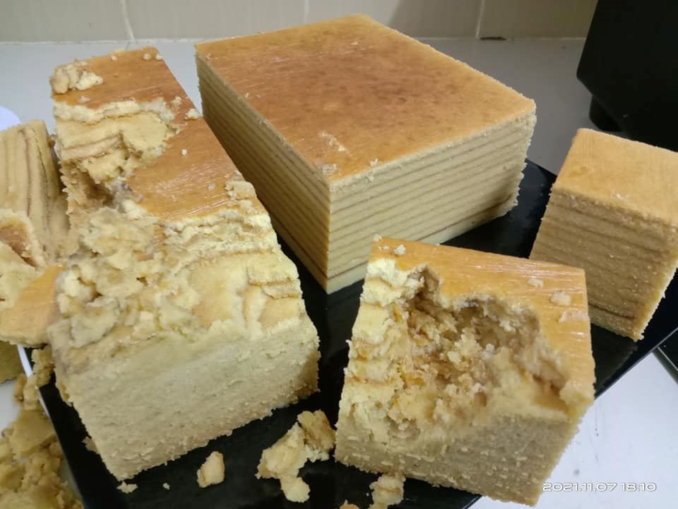 cat’s guilty face went viral after he was caught destroying its owner’s cake order!