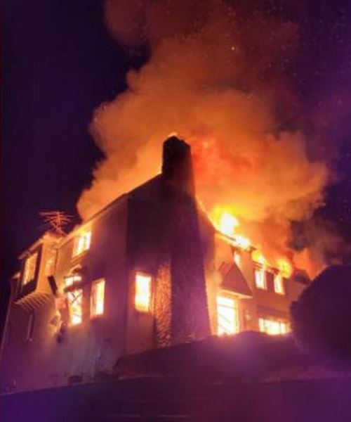 gara-gara nak usir ular, lelaki ini tak sengaja terbakar rumah sendiri yang bernilai rm7 juta!