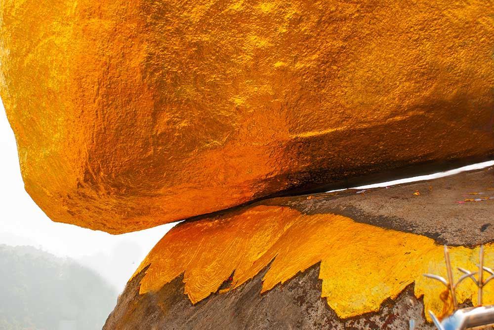 batu ‘dihujung tanduk’ yang hanya jatuh jika disentuh wanita