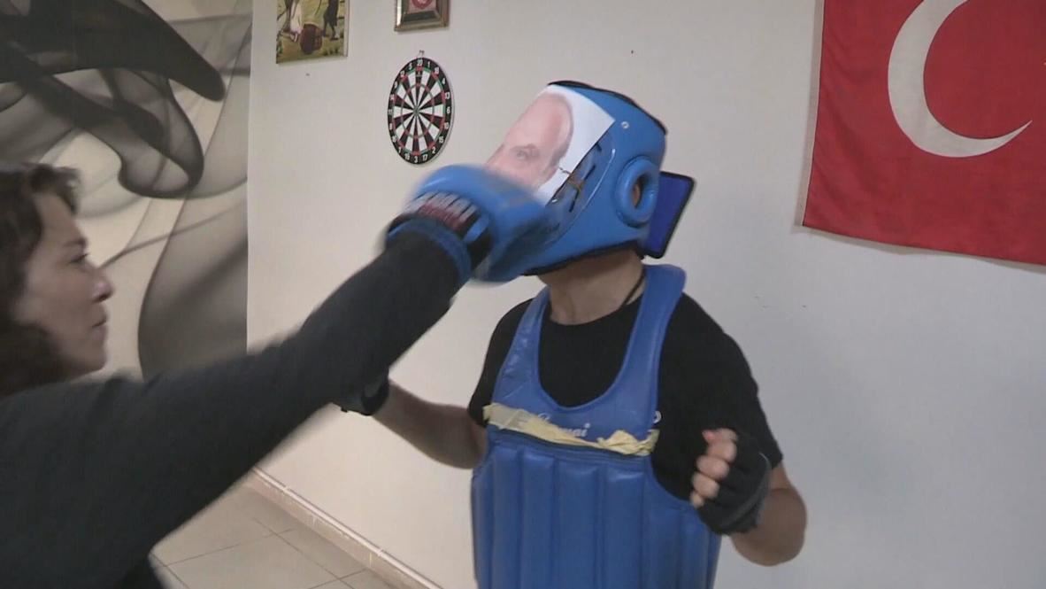 tidak melawan balik, lelaki ini rela diri ditumbuk demi sesuap nasi