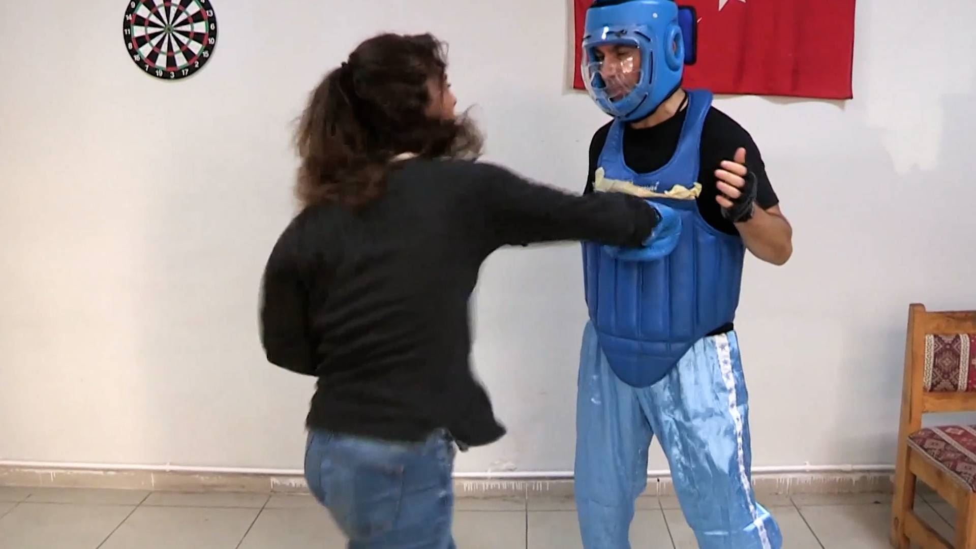 tidak melawan balik, lelaki ini rela diri ditumbuk demi sesuap nasi