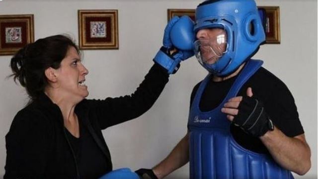 bantu lepas stres orang lain, lelaki ini sanggup jadi 'beg tinju'