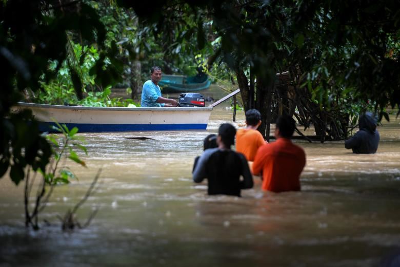selangor floods claimed first death, man found drowned in shah alam
