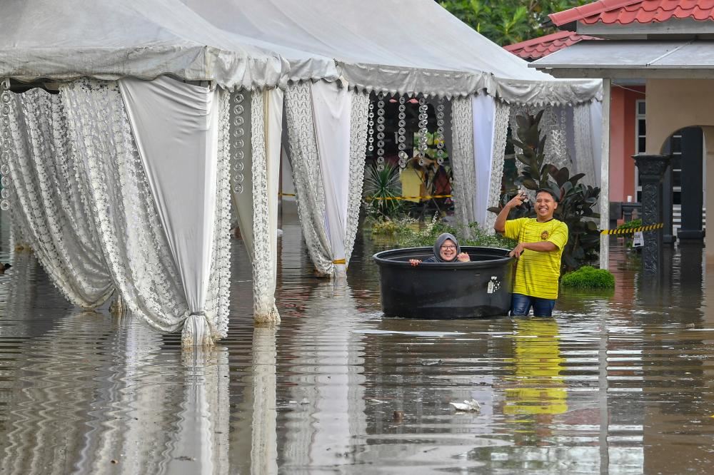 pengantin baharu hanya bersanding seketika sebelum kediaman naiki air, memori ‘indah’ terukir ketika musibah