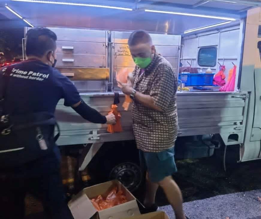 vendor stops van beside relief tents & hands out free food to flood victims