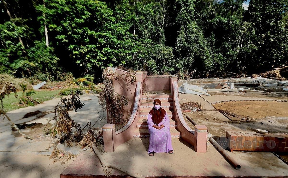 floodwaters wash away family home in hulu langat, leaving only the front steps