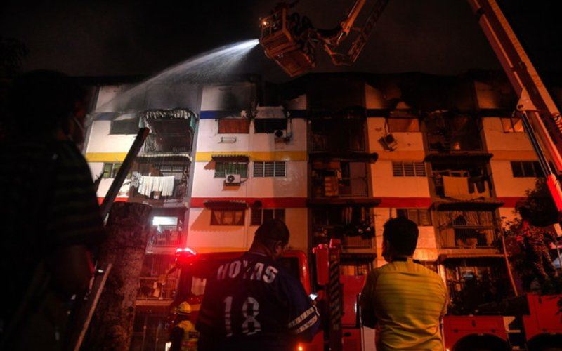 woman’s rm40,000 savings goes up in smoke in sri johor flats fire