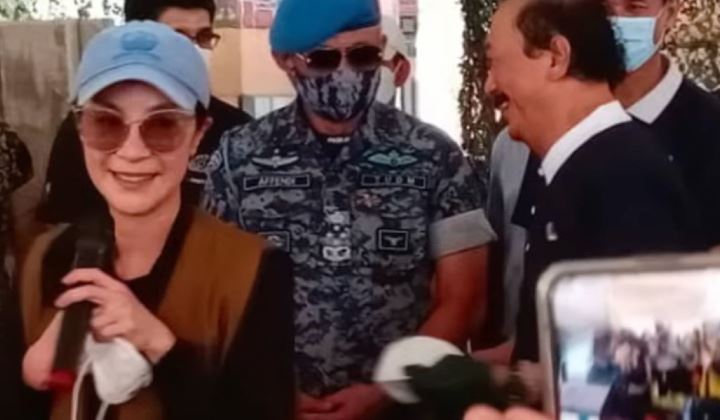 malaysia-born hollywood actress michelle yeoh joins clean-up efforts in taman sri muda