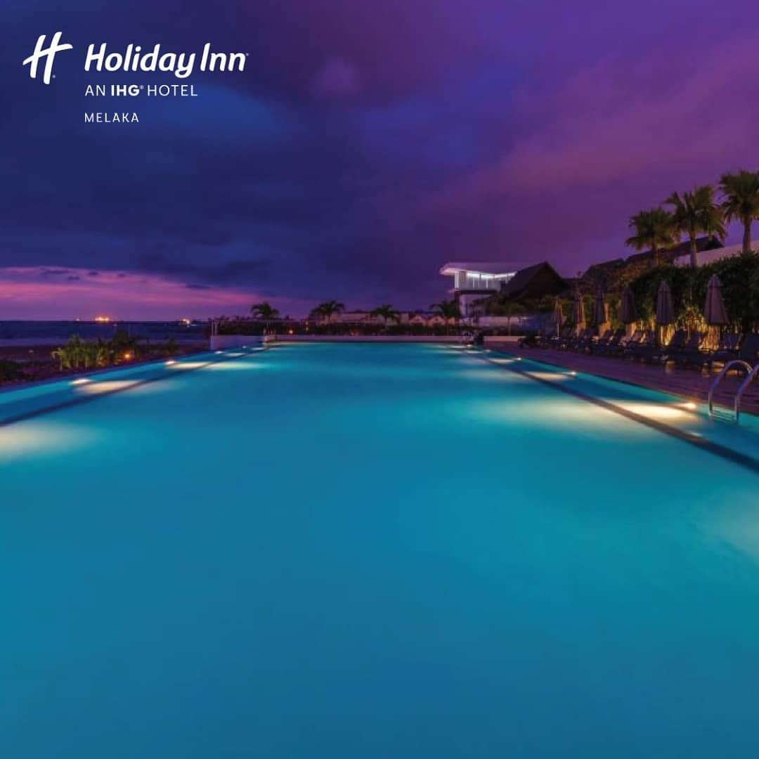 Holiday Inn Melaka infinity pool night view
