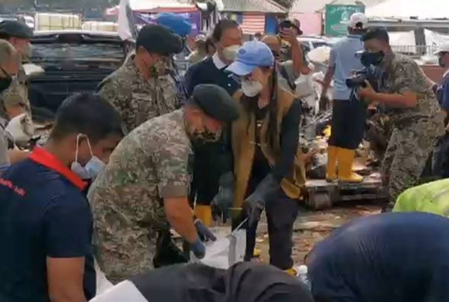 malaysia-born hollywood actress michelle yeoh joins clean-up efforts in taman sri muda