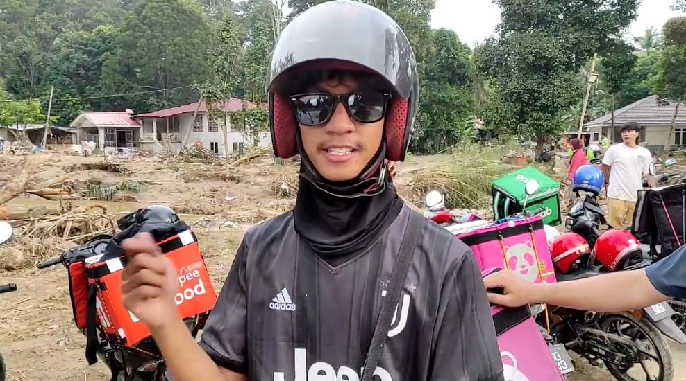malaysian delivery riders take 7 days off to help flood victims
