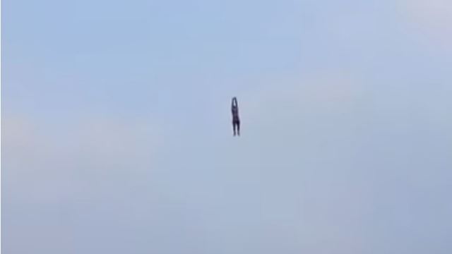 ngeri...akibat angin kencang, lelaki ini diangkut terbang bersama layang-layang