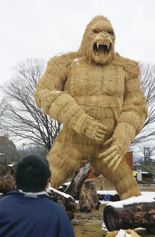 penduduk kampung bina gorila gergasi untuk halau covid-19