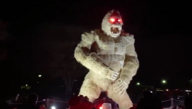 penduduk kampung bina gorila gergasi untuk halau covid-19