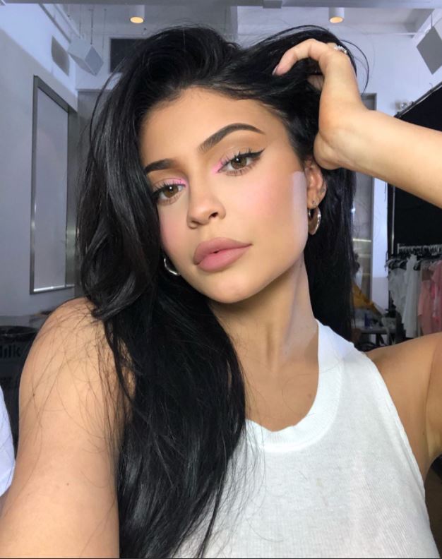 nampak macam biasa, tahukah anda selipar kylie jenner ini bernilai rm307 ribu sepasang?