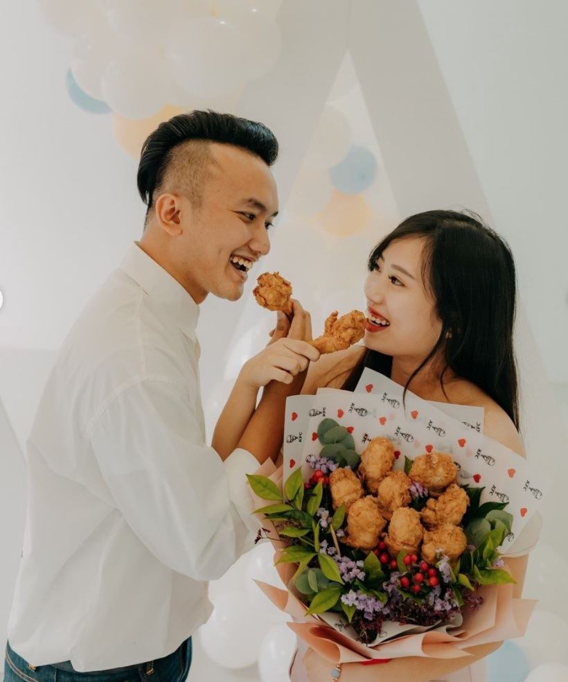 man proposes to girlfriend with fried chicken bouquet 