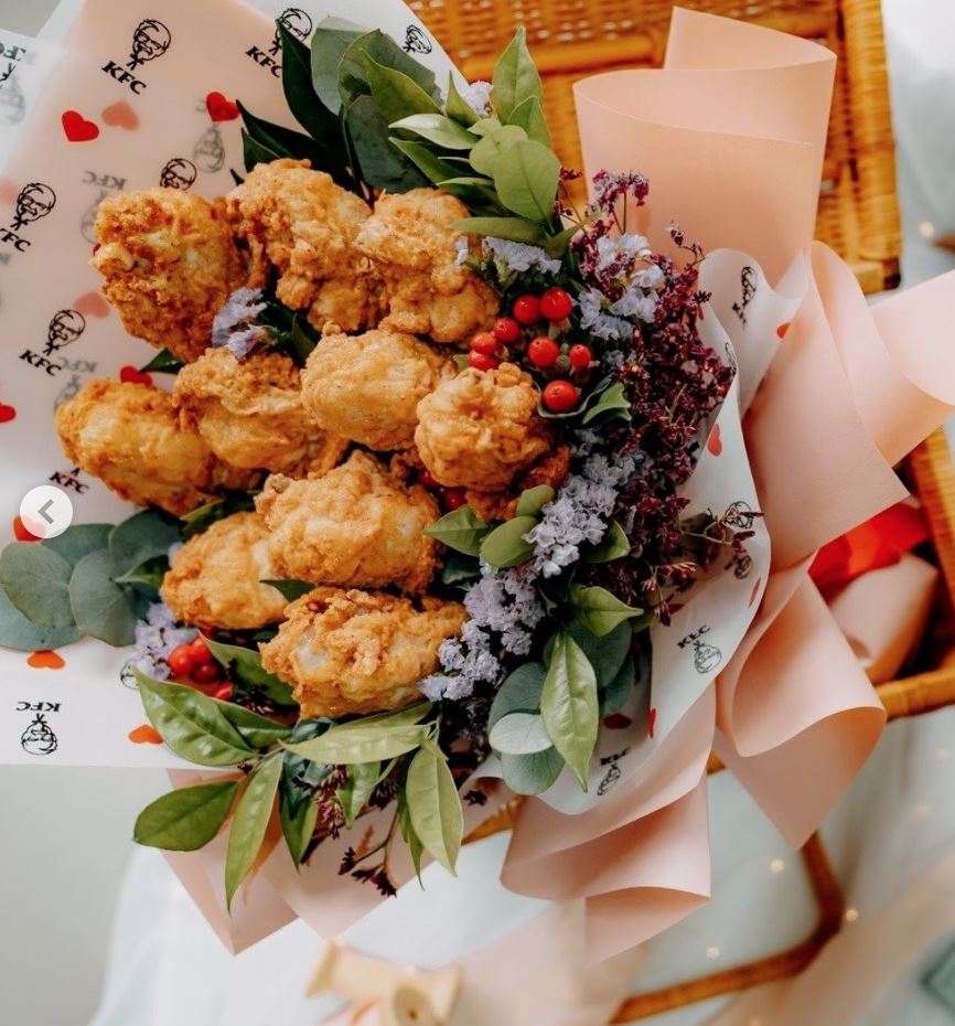 man proposes to girlfriend with fried chicken bouquet 