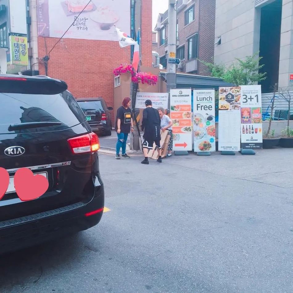 ❤️大好人！王嘉尔下车帮老奶奶捡纸箱