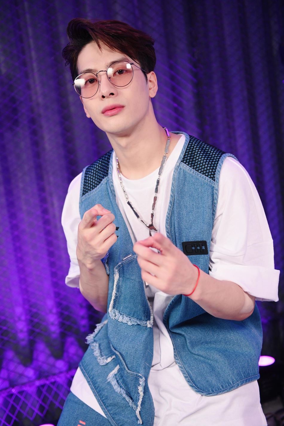 ❤️大好人！王嘉尔下车帮老奶奶捡纸箱