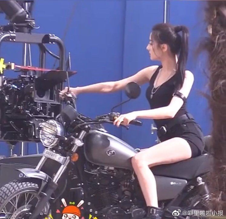 迪丽热巴变机车女孩！背心搭短裤秀大长腿超吸睛🔥