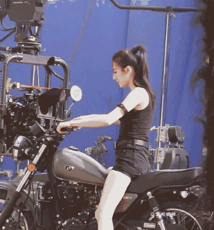 迪丽热巴变机车女孩！背心搭短裤秀大长腿超吸睛🔥