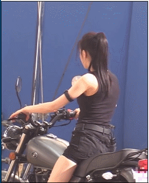 迪丽热巴变机车女孩！背心搭短裤秀大长腿超吸睛🔥