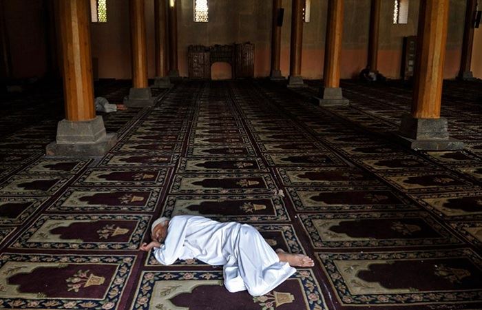 larangan melunjur kaki ke arah kiblat, adab menghormati atau memang ada larangan itu?