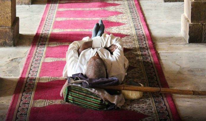 larangan melunjur kaki ke arah kiblat, adab menghormati atau memang ada larangan itu?